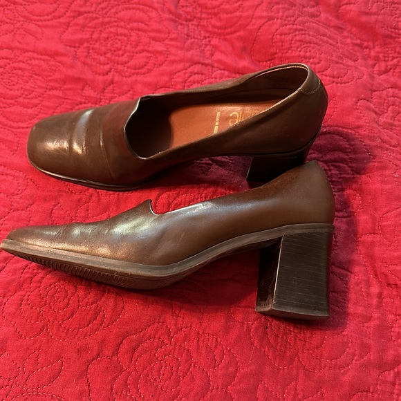 Brown leather pumps size 8.5M - Picture 2 of 4